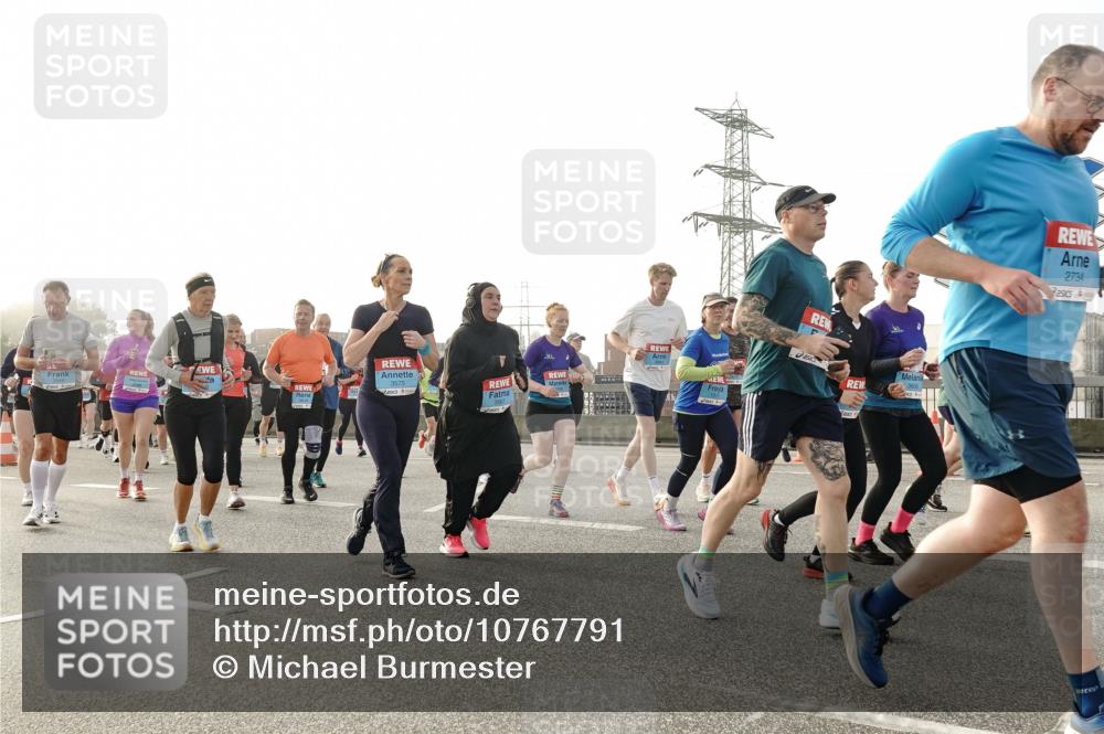 03.10.2026 - Köhlbrandbrückenlauf Michael Burmester http://msf.ph/oto/10767791 03.10.2026 09:25:13 Position 3 3575, 3606, 2734 meine-sportfotos.de