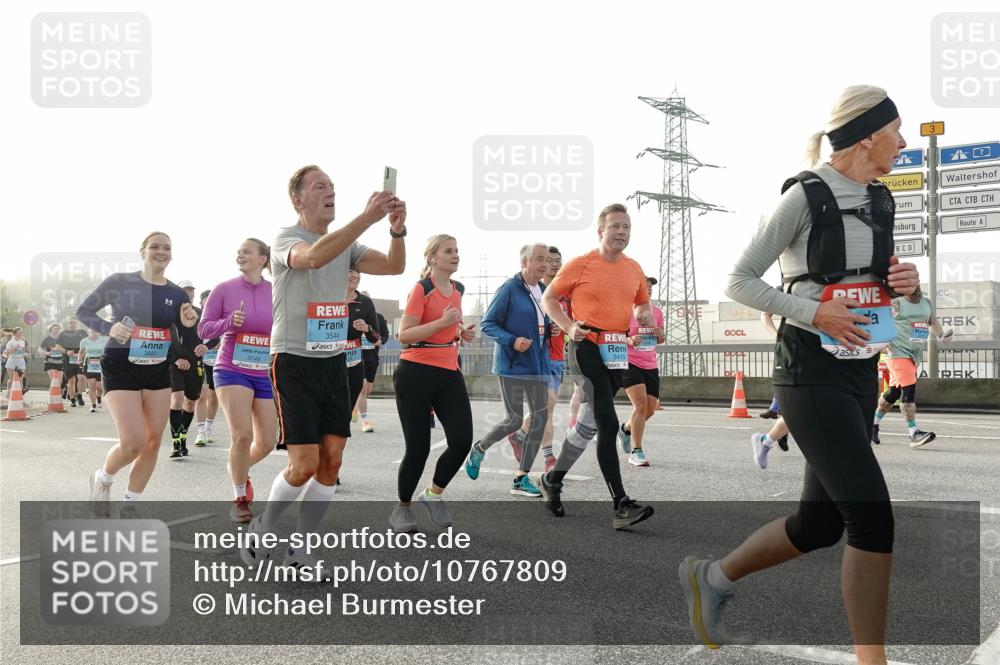 03.10.2026 - Köhlbrandbrückenlauf Michael Burmester http://msf.ph/oto/10767809 03.10.2026 09:25:15 Position 3 3749, 3544, 3419 meine-sportfotos.de