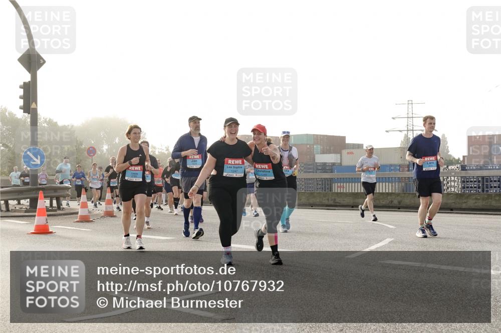 03.10.2026 - Köhlbrandbrückenlauf Michael Burmester http://msf.ph/oto/10767932 03.10.2026 09:25:32 Position 3 7, 1247, 1248 meine-sportfotos.de