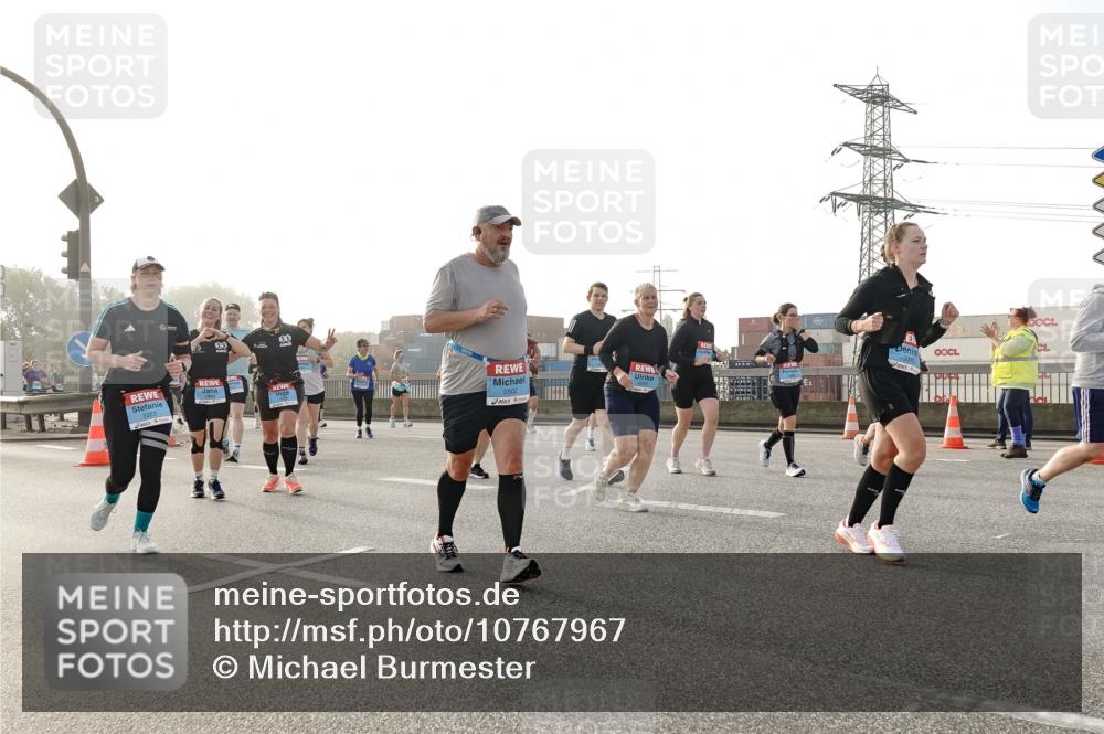 03.10.2026 - Köhlbrandbrückenlauf Michael Burmester http://msf.ph/oto/10767967 03.10.2026 09:25:38 Position 3 3323, 3370, 2802 meine-sportfotos.de