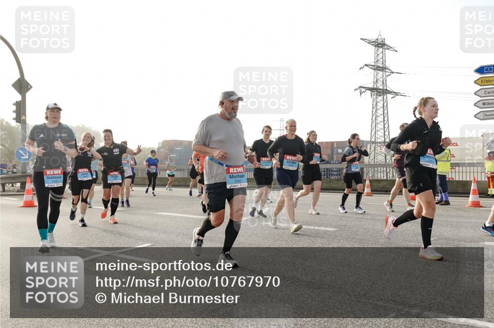 03.10.2026 - Köhlbrandbrückenlauf Michael Burmester http://msf.ph/oto/10767970 03.10.2026 09:25:38 Position 3 2802, 3370, 3360, 1 meine-sportfotos.de