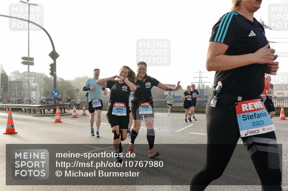 03.10.2026 - Köhlbrandbrückenlauf Michael Burmester http://msf.ph/oto/10767980 03.10.2026 09:25:40 Position 3 1863, 1859, 3323 meine-sportfotos.de