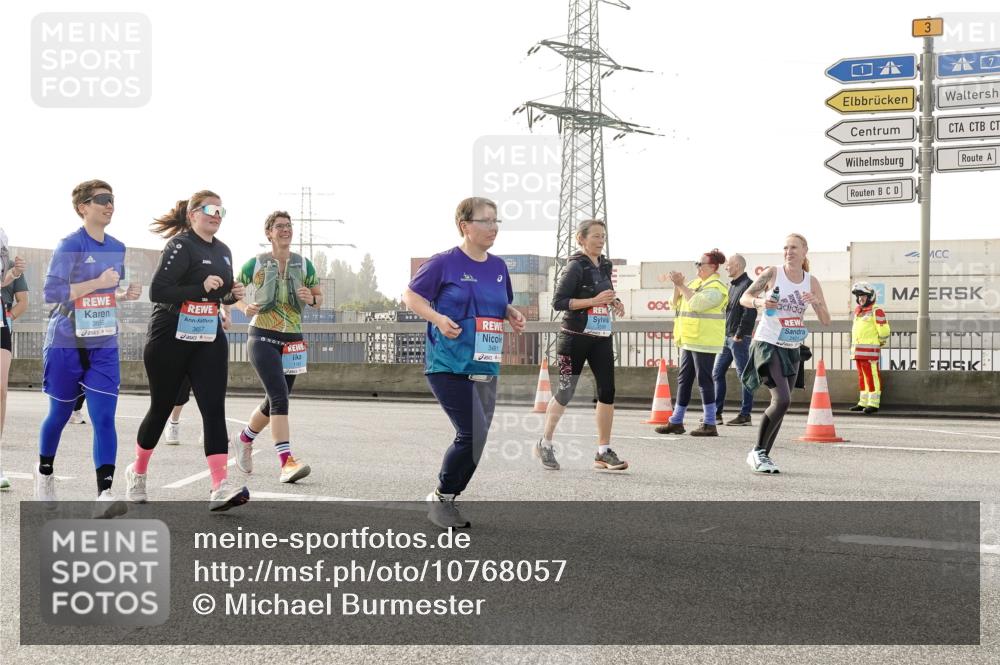 03.10.2026 - Köhlbrandbrückenlauf Michael Burmester http://msf.ph/oto/10768057 03.10.2026 09:25:51 Position 3 2421, 3657, 3481, 3 meine-sportfotos.de