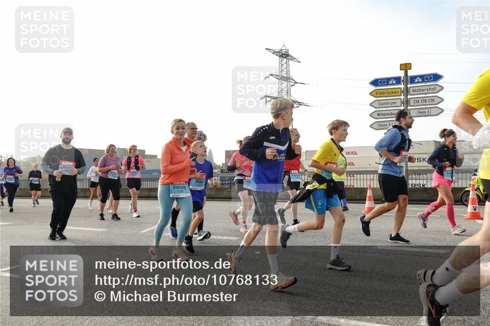 03.10.2026 - Köhlbrandbrückenlauf Michael Burmester http://msf.ph/oto/10768133 03.10.2026 09:26:02 Position 3 1727, 1726, 3 meine-sportfotos.de