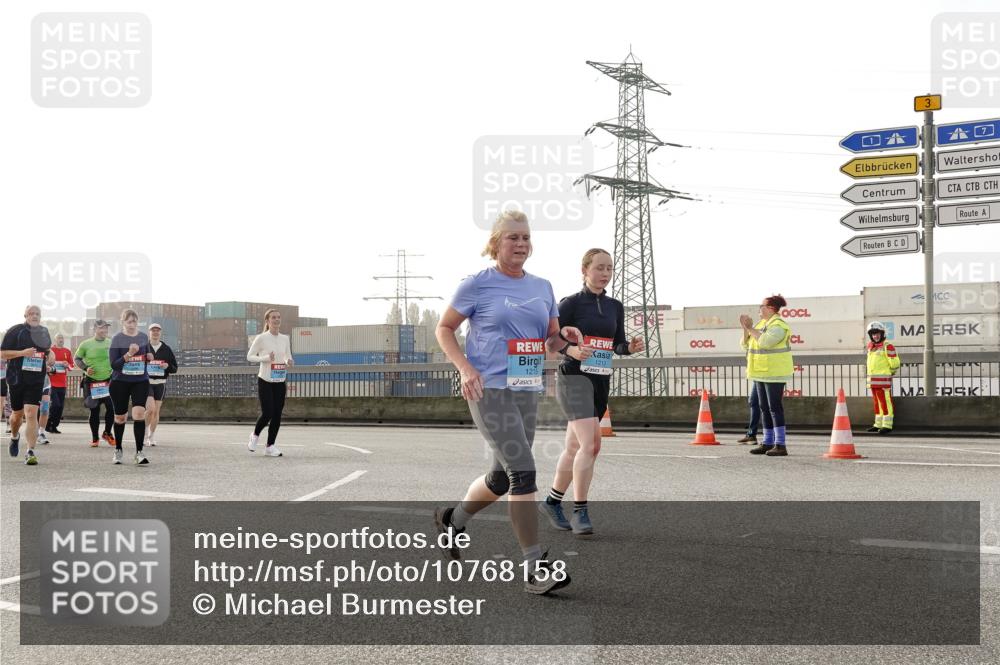 03.10.2026 - Köhlbrandbrückenlauf Michael Burmester http://msf.ph/oto/10768158 03.10.2026 09:26:08 Position 3 1213, 1215, 3 meine-sportfotos.de