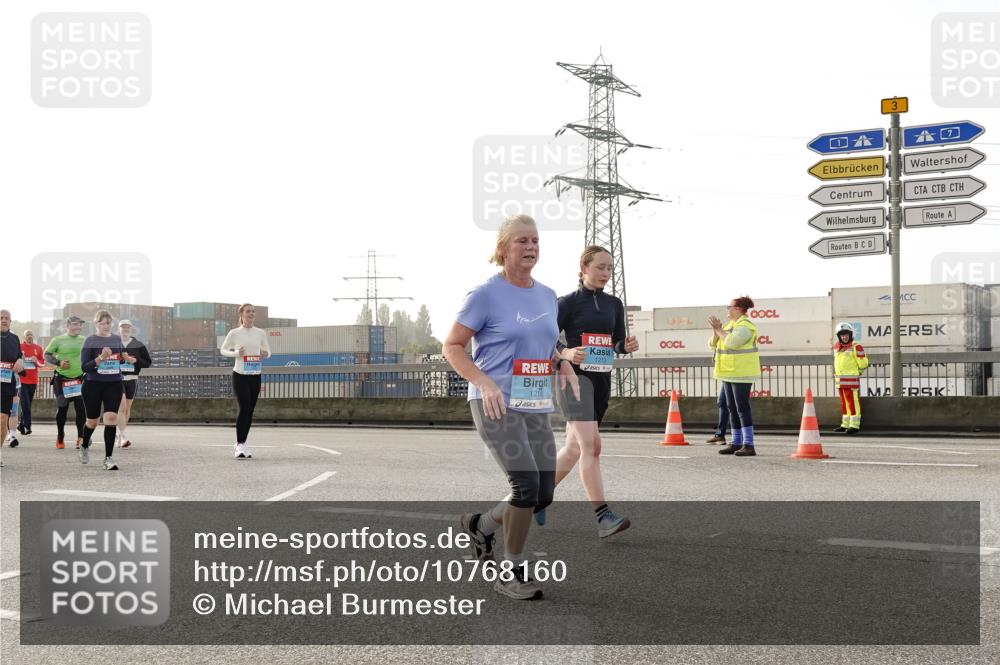 03.10.2026 - Köhlbrandbrückenlauf Michael Burmester http://msf.ph/oto/10768160 03.10.2026 09:26:08 Position 3 1213, 1215, 3 meine-sportfotos.de