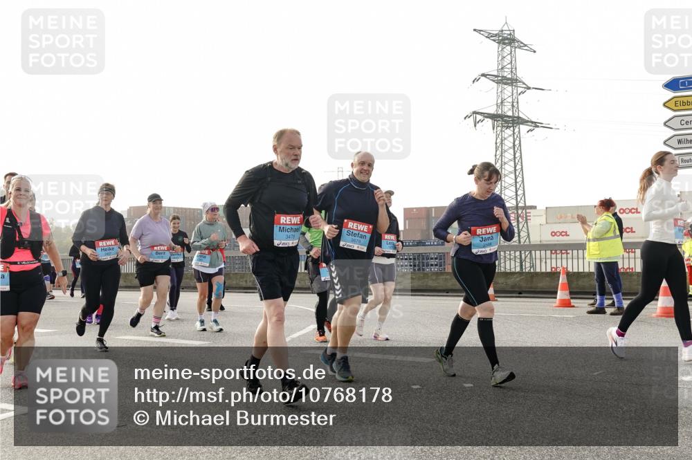 03.10.2026 - Köhlbrandbrückenlauf Michael Burmester http://msf.ph/oto/10768178 03.10.2026 09:26:12 Position 3 3679, 3478, 3508, 1 meine-sportfotos.de