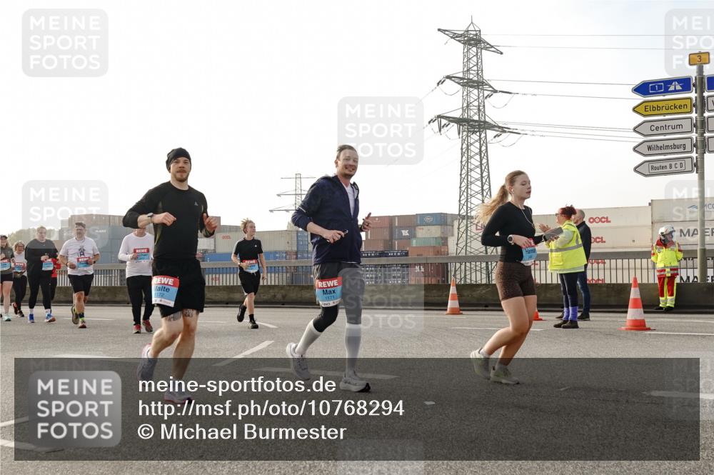 03.10.2026 - Köhlbrandbrückenlauf Michael Burmester http://msf.ph/oto/10768294 03.10.2026 09:26:30 Position 3 1172, 1171, 3 meine-sportfotos.de