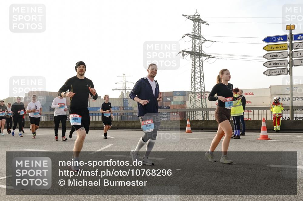 03.10.2026 - Köhlbrandbrückenlauf Michael Burmester http://msf.ph/oto/10768296 03.10.2026 09:26:30 Position 3 1172, 1171, 3, 22555 meine-sportfotos.de