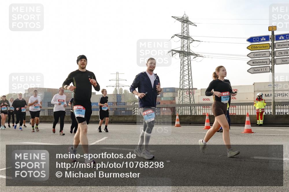 03.10.2026 - Köhlbrandbrückenlauf Michael Burmester http://msf.ph/oto/10768298 03.10.2026 09:26:30 Position 3 1172, 1171, 3 meine-sportfotos.de