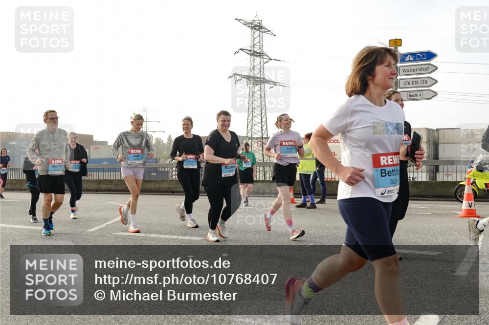 03.10.2026 - Köhlbrandbrückenlauf Michael Burmester http://msf.ph/oto/10768407 03.10.2026 09:26:46 Position 3 3729, 3748, 3654 meine-sportfotos.de