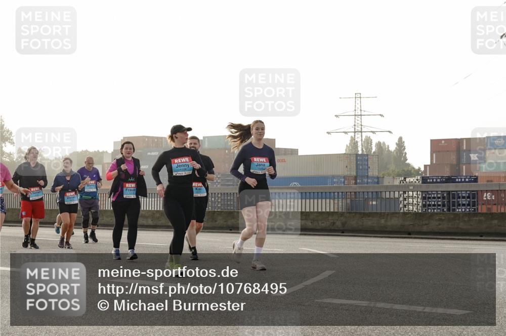 03.10.2026 - Köhlbrandbrückenlauf Michael Burmester http://msf.ph/oto/10768495 03.10.2026 09:26:59 Position 3 19, 1024, 1277, 1517 meine-sportfotos.de
