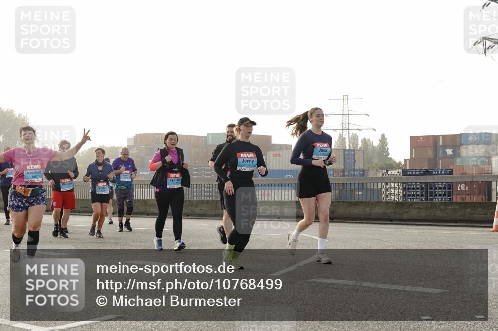 03.10.2026 - Köhlbrandbrückenlauf Michael Burmester http://msf.ph/oto/10768499 03.10.2026 09:27:00 Position 3 1852, 1517, 1278 meine-sportfotos.de