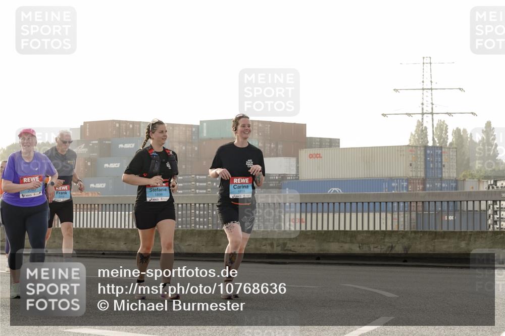 03.10.2026 - Köhlbrandbrückenlauf Michael Burmester http://msf.ph/oto/10768636 03.10.2026 09:27:37 Position 3 2093, 1898, 1899 meine-sportfotos.de