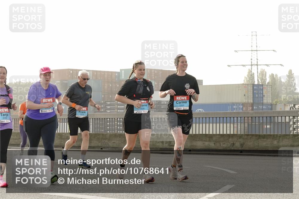 03.10.2026 - Köhlbrandbrückenlauf Michael Burmester http://msf.ph/oto/10768641 03.10.2026 09:27:38 Position 3 2092, 1898, 1899 meine-sportfotos.de