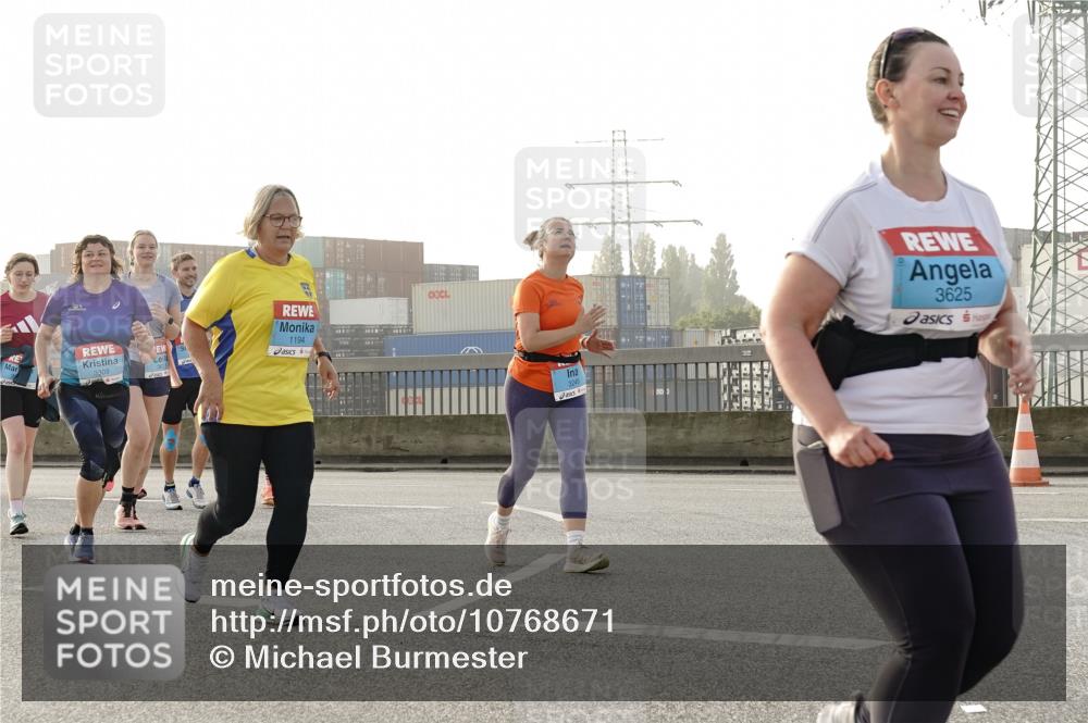 03.10.2026 - Köhlbrandbrückenlauf Michael Burmester http://msf.ph/oto/10768671 03.10.2026 09:27:42 Position 3 3309, 1194, 3249, 3625 meine-sportfotos.de
