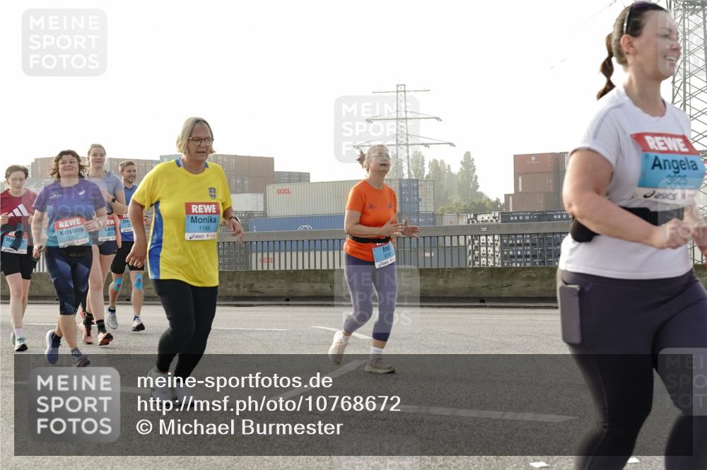 03.10.2026 - Köhlbrandbrückenlauf Michael Burmester http://msf.ph/oto/10768672 03.10.2026 09:27:42 Position 3 3309, 1194, 3249, 3625 meine-sportfotos.de