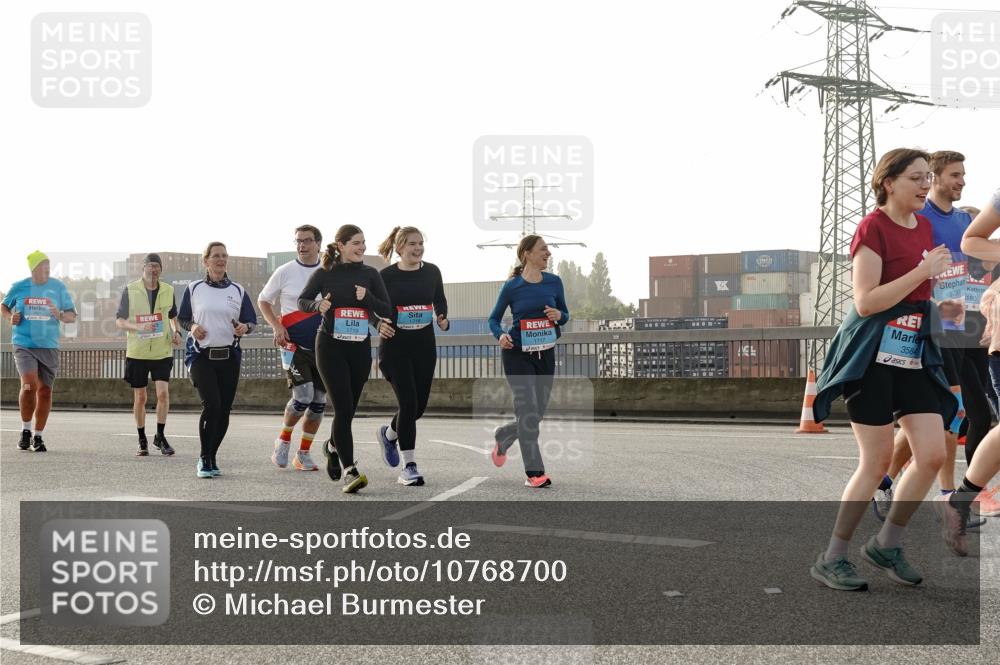 03.10.2026 - Köhlbrandbrückenlauf Michael Burmester http://msf.ph/oto/10768700 03.10.2026 09:27:46 Position 3 1719, 1717, 3584, 2797, 180 meine-sportfotos.de