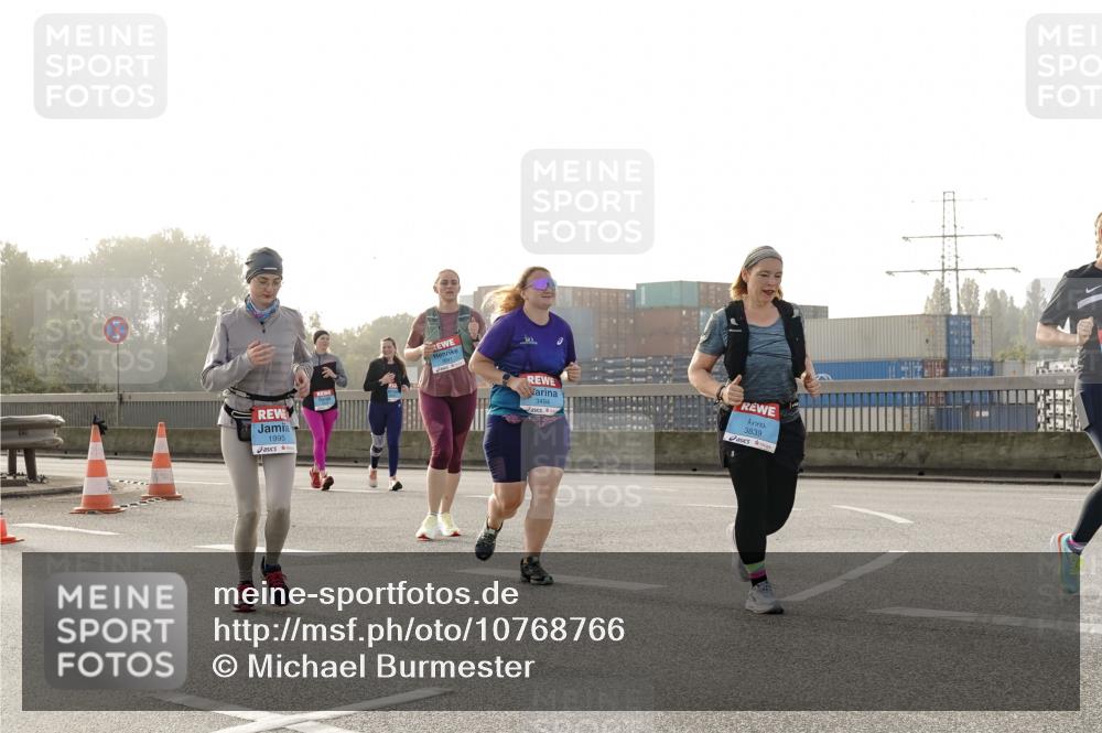 03.10.2026 - Köhlbrandbrückenlauf Michael Burmester http://msf.ph/oto/10768766 03.10.2026 09:28:10 Position 3 1995, 3494, 3839 meine-sportfotos.de