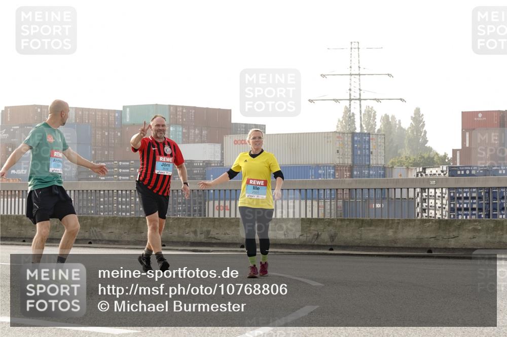 03.10.2026 - Köhlbrandbrückenlauf Michael Burmester http://msf.ph/oto/10768806 03.10.2026 09:28:26 Position 3 1725, 2001, 320, 155556, 4583 meine-sportfotos.de