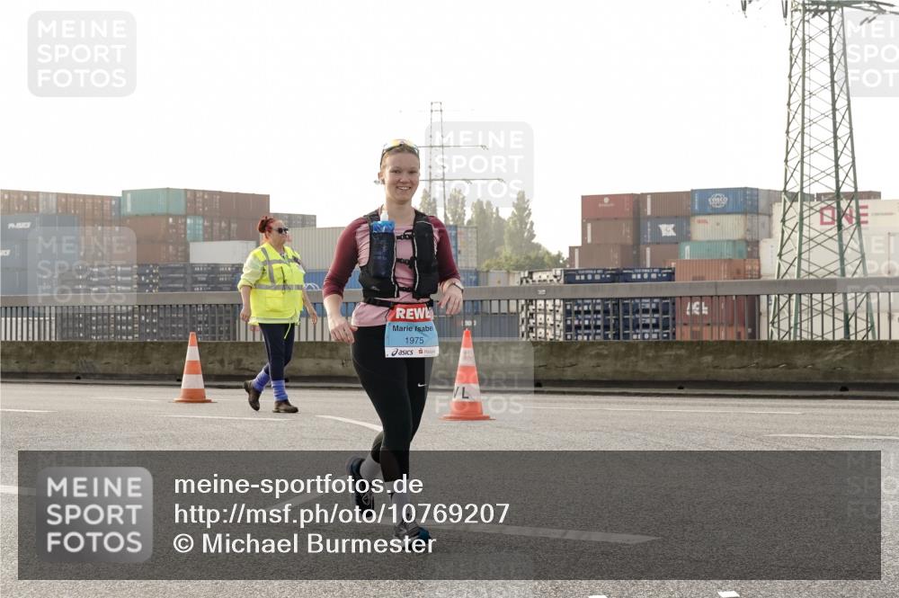 03.10.2026 - Köhlbrandbrückenlauf Michael Burmester http://msf.ph/oto/10769207 03.10.2026 09:29:41 Position 3 1975 meine-sportfotos.de