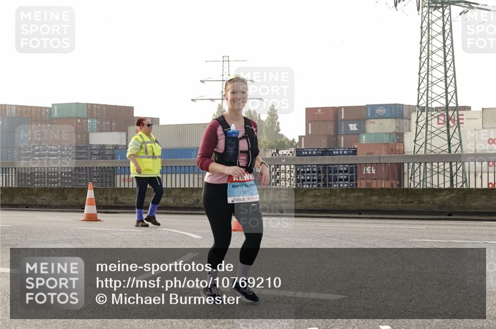 03.10.2026 - Köhlbrandbrückenlauf Michael Burmester http://msf.ph/oto/10769210 03.10.2026 09:29:42 Position 3 1975 meine-sportfotos.de