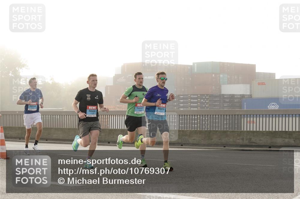 03.10.2026 - Köhlbrandbrückenlauf Michael Burmester http://msf.ph/oto/10769307 03.10.2026 09:10:09 Position 3 2131, 2026, 2106, 2111 meine-sportfotos.de