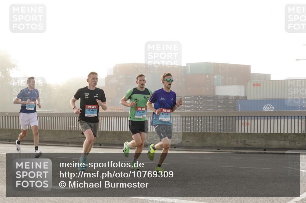 03.10.2026 - Köhlbrandbrückenlauf Michael Burmester http://msf.ph/oto/10769309 03.10.2026 09:10:09 Position 3 2131, 2026, 2106, 2111 meine-sportfotos.de
