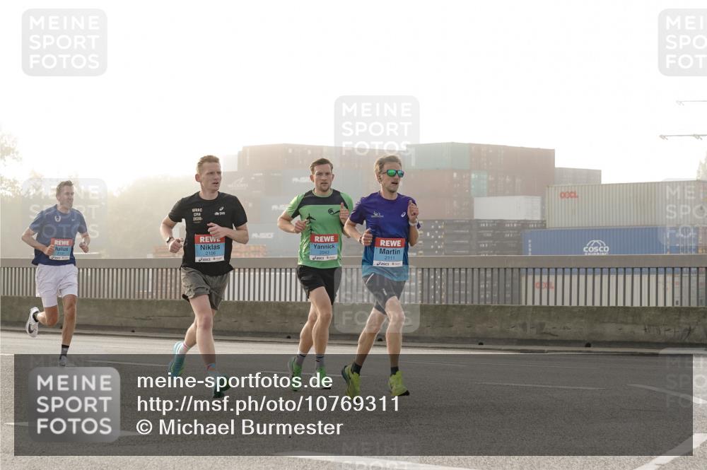 03.10.2026 - Köhlbrandbrückenlauf Michael Burmester http://msf.ph/oto/10769311 03.10.2026 09:10:10 Position 3 2131, 2026, 2106, 2043, 2111 meine-sportfotos.de