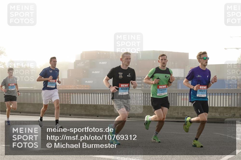 03.10.2026 - Köhlbrandbrückenlauf Michael Burmester http://msf.ph/oto/10769312 03.10.2026 09:10:10 Position 3 2026, 2106, 2043, 2111 meine-sportfotos.de