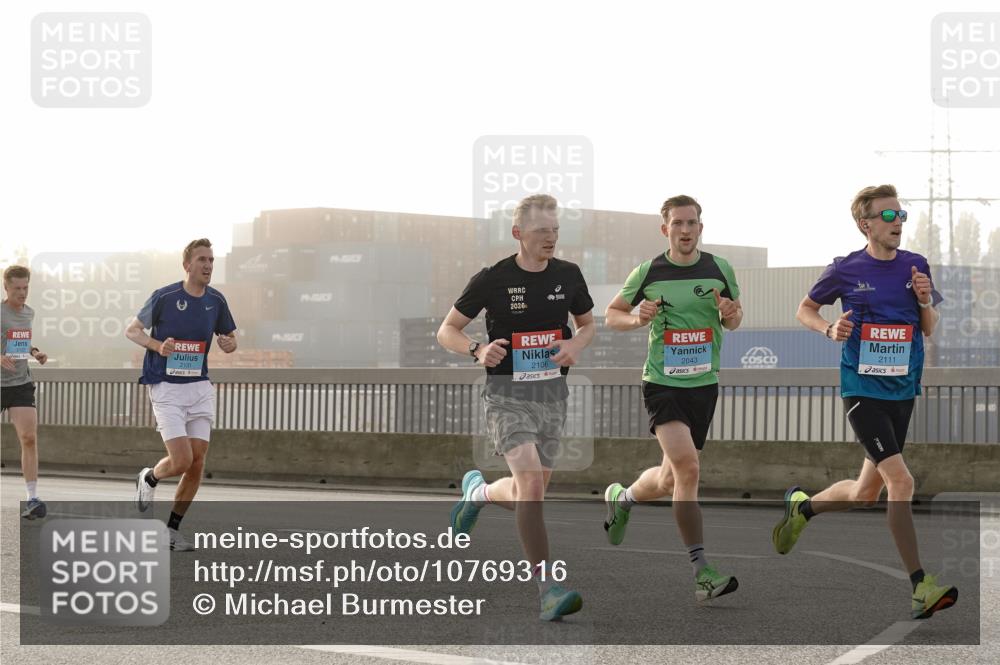 03.10.2026 - Köhlbrandbrückenlauf Michael Burmester http://msf.ph/oto/10769316 03.10.2026 09:10:10 Position 3 2131, 2026, 2106, 2043, 2111 meine-sportfotos.de