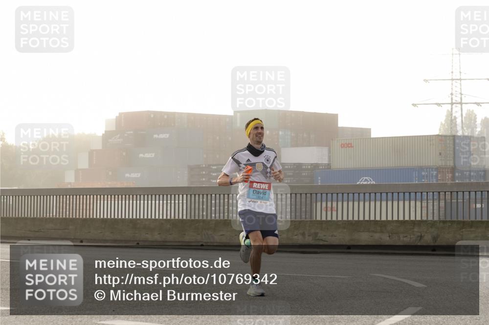 03.10.2026 - Köhlbrandbrückenlauf Michael Burmester http://msf.ph/oto/10769342 03.10.2026 09:10:34 Position 3 1324 meine-sportfotos.de