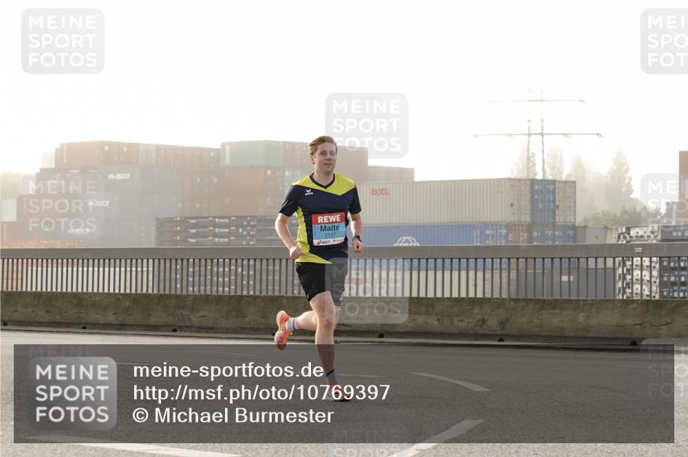 03.10.2026 - Köhlbrandbrückenlauf Michael Burmester http://msf.ph/oto/10769397 03.10.2026 09:11:05 Position 3 2117 meine-sportfotos.de