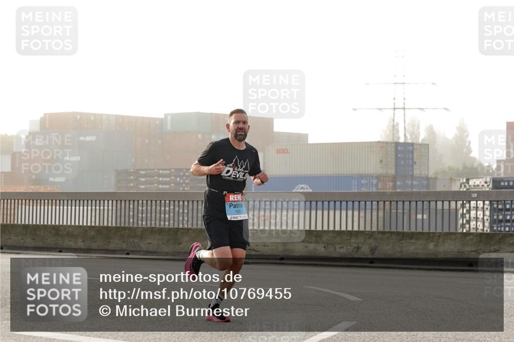 03.10.2026 - Köhlbrandbrückenlauf Michael Burmester http://msf.ph/oto/10769455 03.10.2026 09:11:28 Position 3 6, 6600, 1091 meine-sportfotos.de
