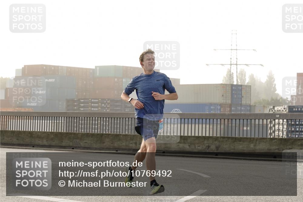 03.10.2026 - Köhlbrandbrückenlauf Michael Burmester http://msf.ph/oto/10769492 03.10.2026 09:11:38 Position 3  meine-sportfotos.de