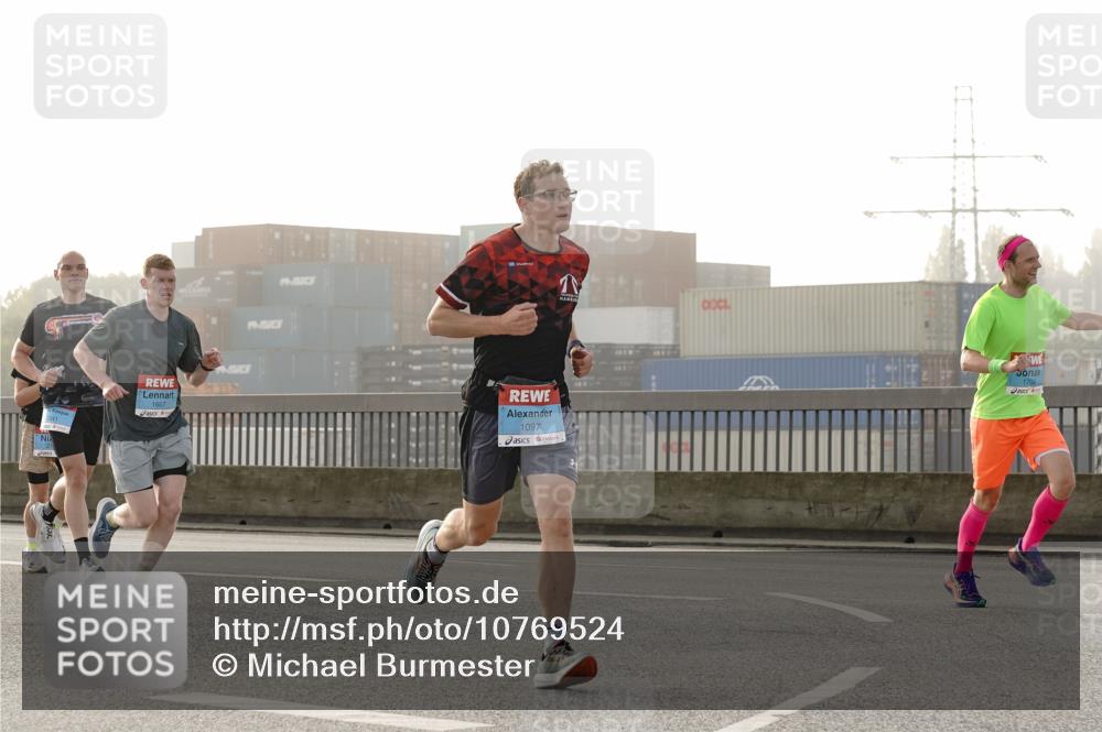 03.10.2026 - Köhlbrandbrückenlauf Michael Burmester http://msf.ph/oto/10769524 03.10.2026 09:11:48 Position 3 1607, 8318, 1097, 1702 meine-sportfotos.de