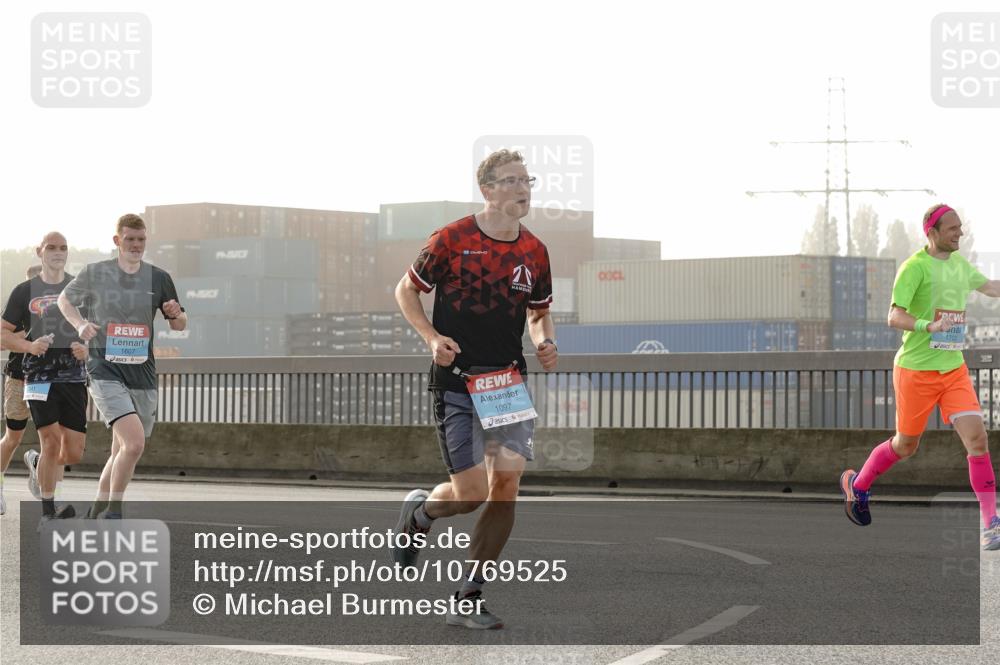 03.10.2026 - Köhlbrandbrückenlauf Michael Burmester http://msf.ph/oto/10769525 03.10.2026 09:11:48 Position 3 1607, 1097, 1702 meine-sportfotos.de