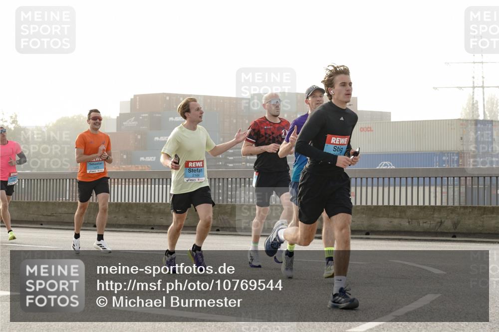 03.10.2026 - Köhlbrandbrückenlauf Michael Burmester http://msf.ph/oto/10769544 03.10.2026 09:11:55 Position 3 1972, 2166 meine-sportfotos.de
