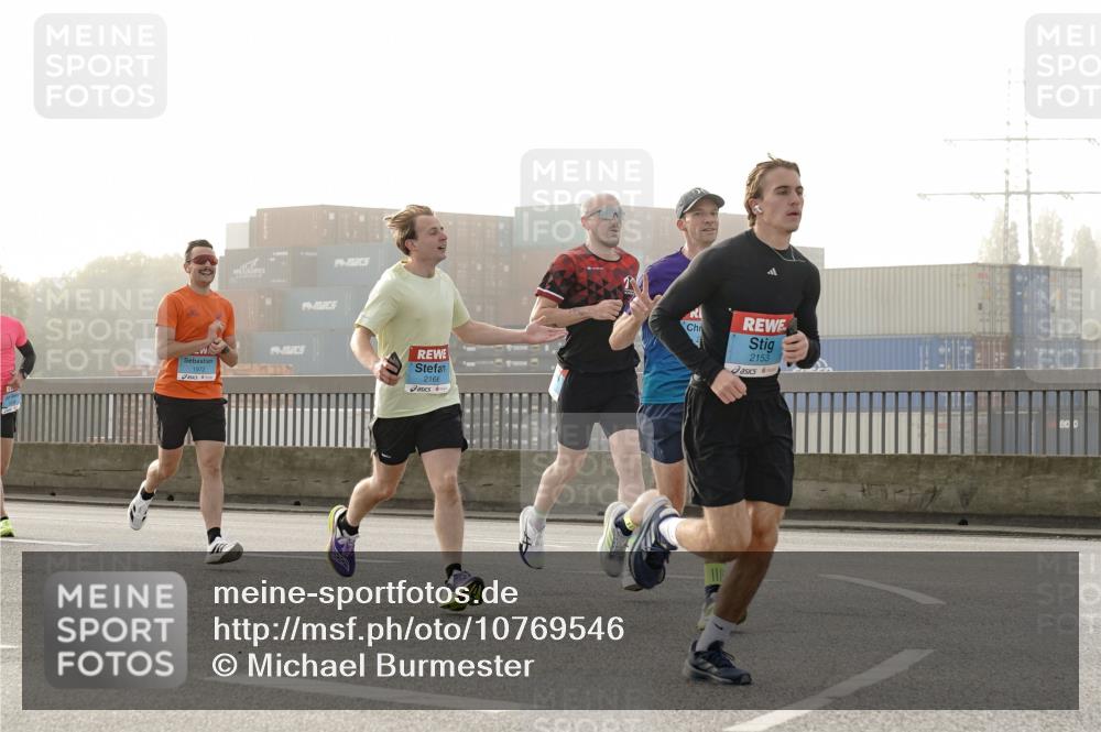 03.10.2026 - Köhlbrandbrückenlauf Michael Burmester http://msf.ph/oto/10769546 03.10.2026 09:11:55 Position 3 1972, 2166, 2153 meine-sportfotos.de