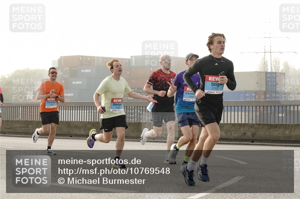 03.10.2026 - Köhlbrandbrückenlauf Michael Burmester http://msf.ph/oto/10769548 03.10.2026 09:11:55 Position 3 1972, 2166, 2165, 2153 meine-sportfotos.de