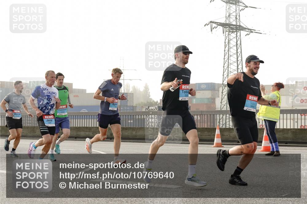 03.10.2026 - Köhlbrandbrückenlauf Michael Burmester http://msf.ph/oto/10769640 03.10.2026 09:12:10 Position 3 1545, 1142, 3864, 00 meine-sportfotos.de
