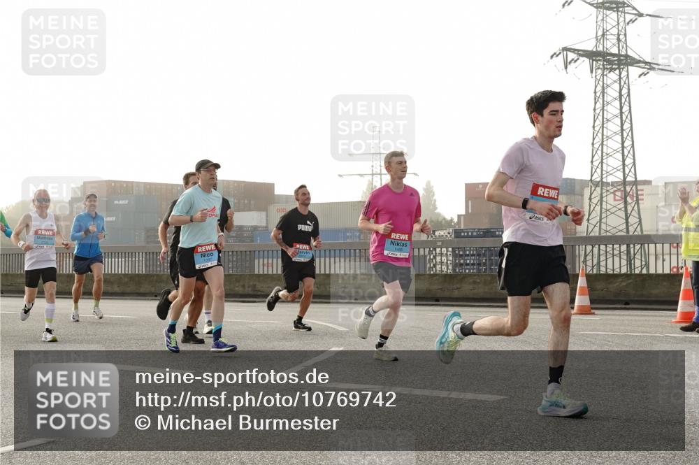 03.10.2026 - Köhlbrandbrückenlauf Michael Burmester http://msf.ph/oto/10769742 03.10.2026 09:12:30 Position 3 19, 1397, 1466 meine-sportfotos.de