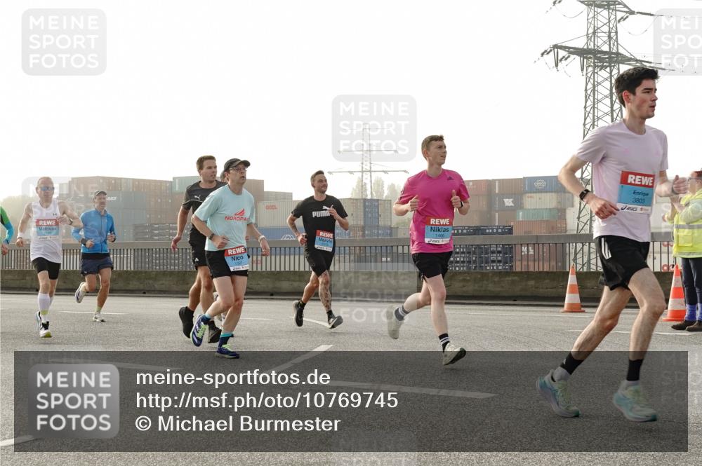 03.10.2026 - Köhlbrandbrückenlauf Michael Burmester http://msf.ph/oto/10769745 03.10.2026 09:12:30 Position 3 2373, 1466, 1397, 3803 meine-sportfotos.de