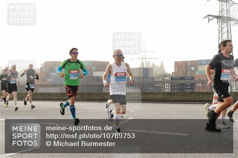 03.10.2026 - Köhlbrandbrückenlauf Michael Burmester http://msf.ph/oto/10769753 03.10.2026 09:12:31 Position 3 2046, 2195, 2219 meine-sportfotos.de