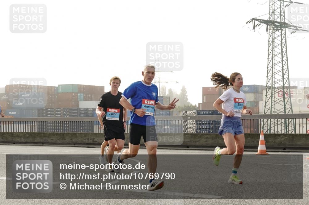 03.10.2026 - Köhlbrandbrückenlauf Michael Burmester http://msf.ph/oto/10769790 03.10.2026 09:12:36 Position 3 2123, 1712, 2218 meine-sportfotos.de