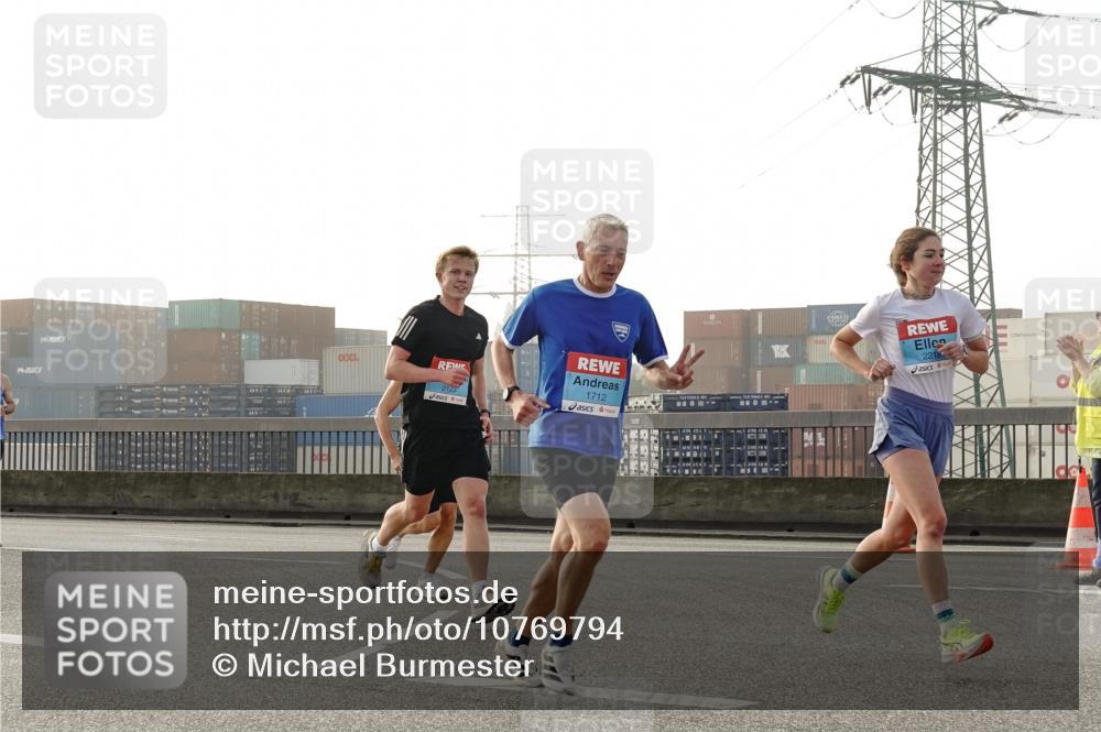 03.10.2026 - Köhlbrandbrückenlauf Michael Burmester http://msf.ph/oto/10769794 03.10.2026 09:12:36 Position 3 19, 2123, 1712, 2218 meine-sportfotos.de