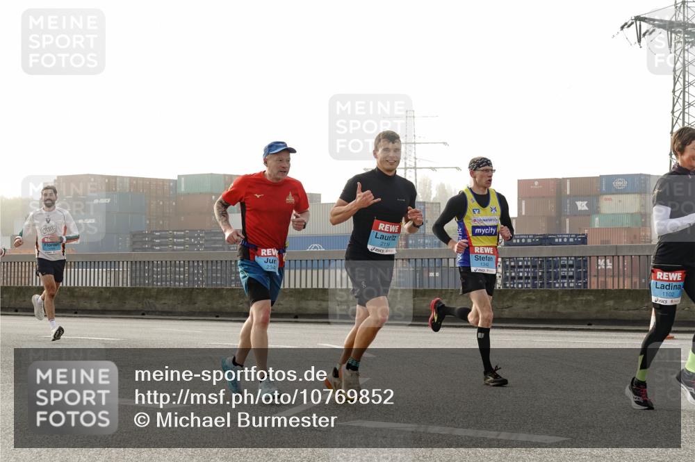 03.10.2026 - Köhlbrandbrückenlauf Michael Burmester http://msf.ph/oto/10769852 03.10.2026 09:12:44 Position 3 2114, 2340, 1342, 1102 meine-sportfotos.de