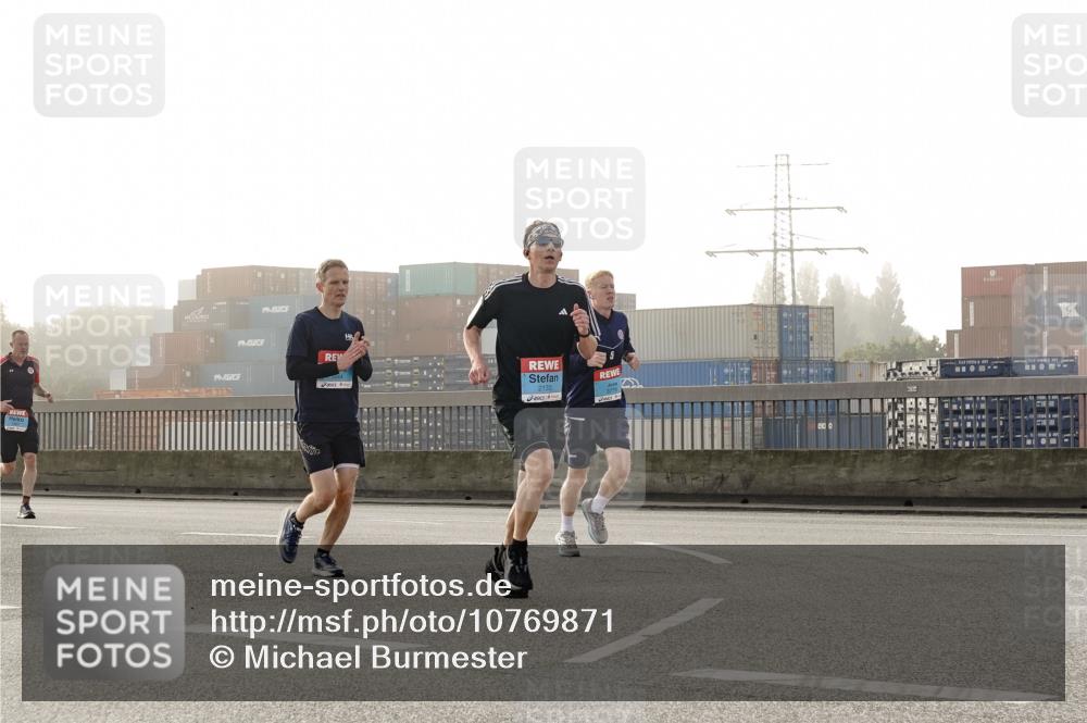 03.10.2026 - Köhlbrandbrückenlauf Michael Burmester http://msf.ph/oto/10769871 03.10.2026 09:12:48 Position 3 19, 19, 2133 meine-sportfotos.de
