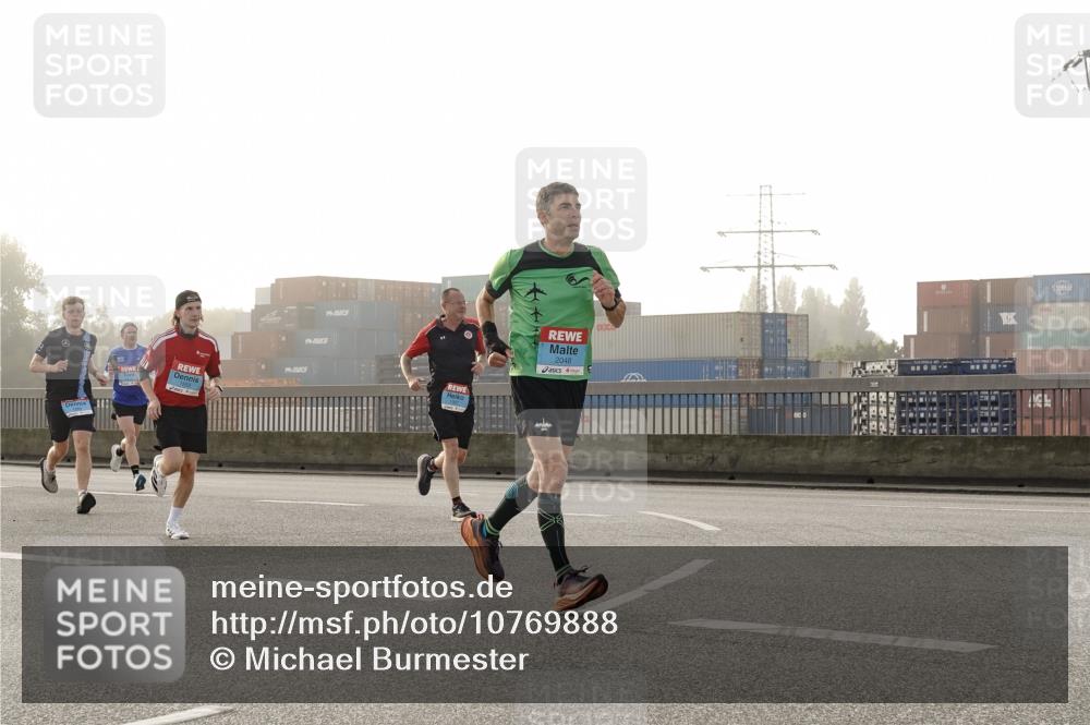 03.10.2026 - Köhlbrandbrückenlauf Michael Burmester http://msf.ph/oto/10769888 03.10.2026 09:12:51 Position 3 2048 meine-sportfotos.de