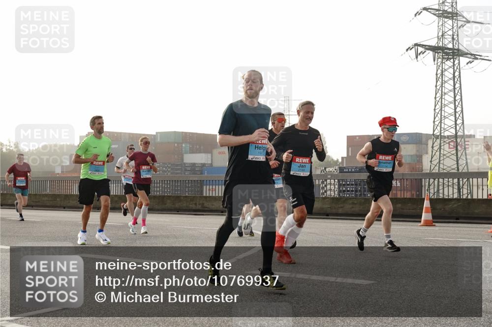 03.10.2026 - Köhlbrandbrückenlauf Michael Burmester http://msf.ph/oto/10769937 03.10.2026 09:12:58 Position 3 1973, 2188, 1114 meine-sportfotos.de
